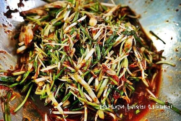 봄철 입맛살리는 달래양념장 콩나물밥 