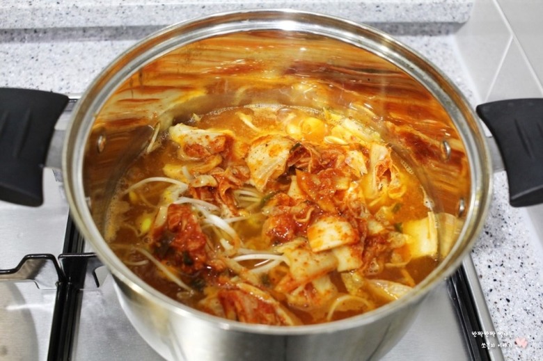 시원한 김치콩나물국밥 만드는 법