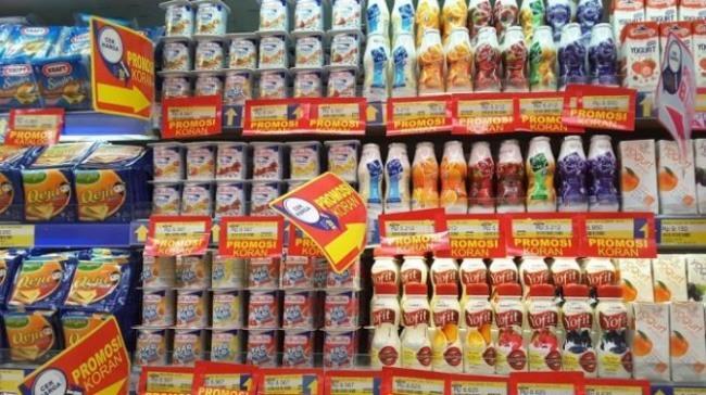 인도네시아 마트에 진열된 다양한 요구르트 제품들. [사진=tribunnews.com]