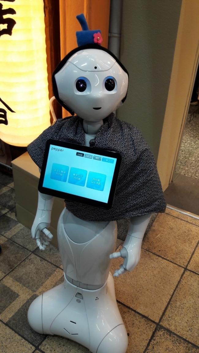 일본 오사카 도톤보리의 한 과자점 앞에 설치된 접객용 인공지능 로봇 ‘페퍼’