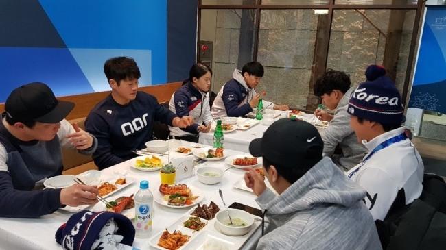 평창올림픽 기간 중 센터를 찾아 식사를 하고 있는 한국 선수들. [사진=대한체육회 제공]