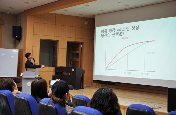 ‘우리마을장독대’ 주관으로 서울 율현초등학교에서 열린 이의철 의사의 강연 모습