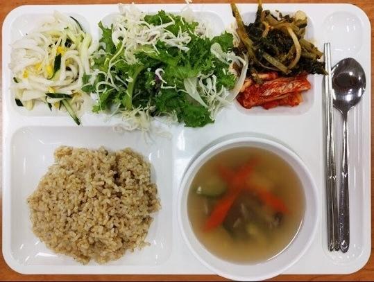 이 사무국장의 제안으로 현미밥의 선택이 가능해진 대전의 한 사업장 식단, 수북하게 올려진 100%현미밥과 채소반찬이 담겨있다