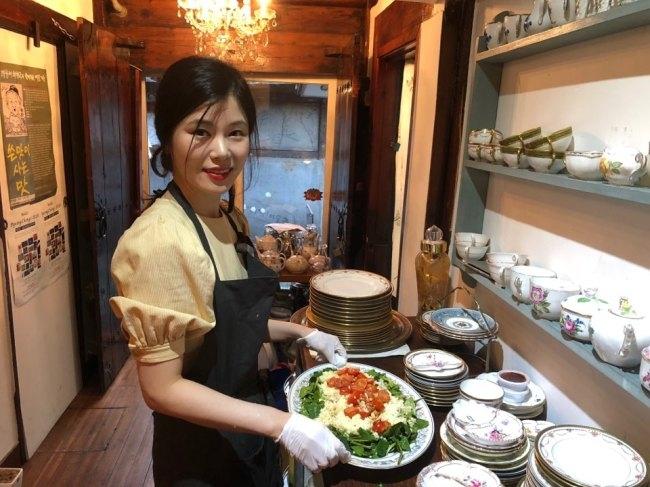 비로소 채식(비건과 로푸드가 함께 하는 소소한 채식 이야기)의 3월 모임을 위해 음식을 준비 중인 김여운 대표