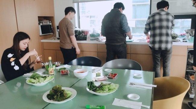 엔씽 직원들이 회사에서 키운 채소들로 식사를 준비하고 있다. [사진=엔씽]