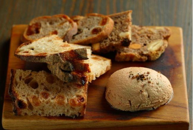 니혼슈에 잘 어울리는 빵을 직접 추천해주는 ‘브랑제리 비스트로 에페(Boulangerie Bistro EPEE)’