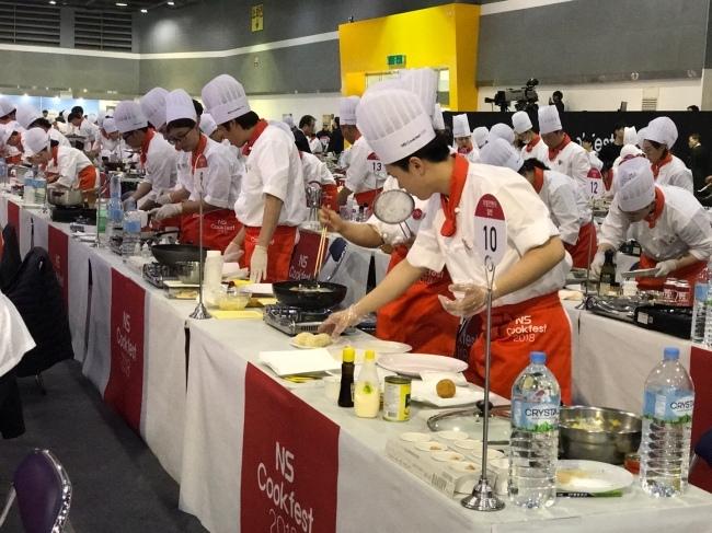 ‘NS Cookfest 2018’ 참가자들이 제한시간 내 요리를 완성하기 위해 심혈을 기울이고 있다. [사진=김지윤 기자]