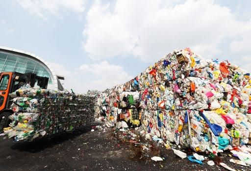 유통이나 소비 패턴의 변화로, 1인 가구가 급증하면서 플라스틱 사용량이 늘어나 환경문제를 초래하고 있다.