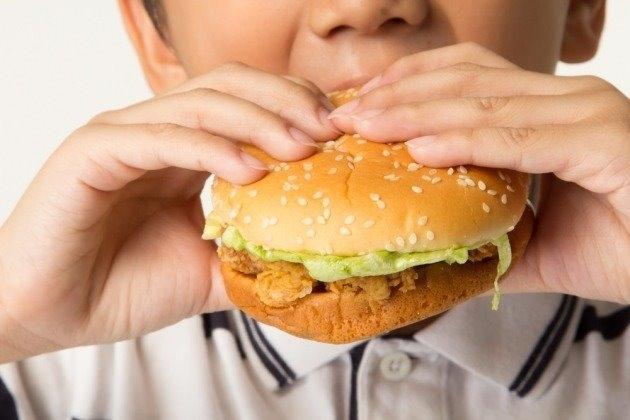 패스트푸드, 청량음료, 라면 등 가공식품을 자주 먹는 어린이일수록 ADHD(주의력결핍 과잉행동장애) 위험이 크다는 연구 결과가 나왔다. 해당 연구를 진행한 연구팀은 “어릴 적부터 건강한 식습관을 유도하기 위한 부모의 노력이 필요하다”고 조언했다. [헤럴드경제DB]