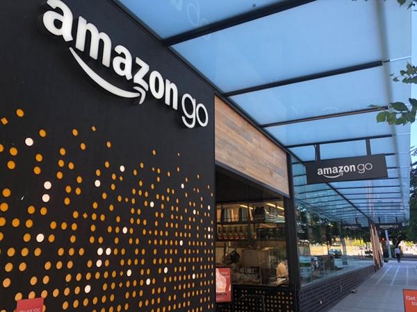 지난 2월 문을 연 무인 오프라인 매장 ‘아마존고’(Amazon Go)는 현존하는 최첨단 IT의 무대다.