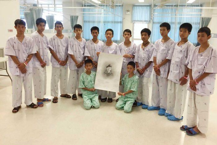 구조된 태국 동굴 소년들이 보고 눈물