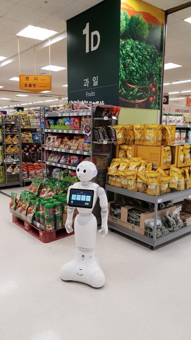 이마트가 유통과 정보통신(IT)의 결합한 디지털 혁신을 본격화 하고 있다. 사진은 쇼핑도우미 로봇 ‘페퍼’와 전자가격표시기(ESL) 모습.