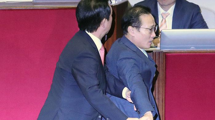 야당 "유은혜 사퇴" 공세에…홍영표·