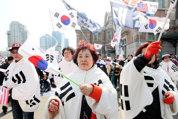 태극기 부대를 어쩌나… 한국당 보수대