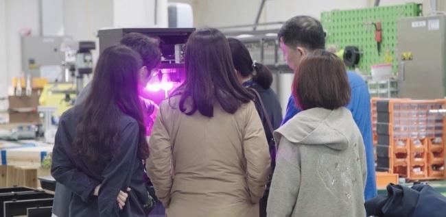 지난달 서울혁신파크에서 열린 PFC 시민참여단 행사에 일반 시민들이 참석해 PFC에 대한 설명을 듣고 있는 모습