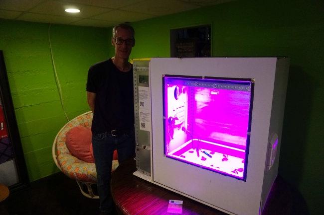 조셉 오브라이언 어반스페이스팜 대표가 자신의 지하실에 설치한 PFC를 보여주고 있다
