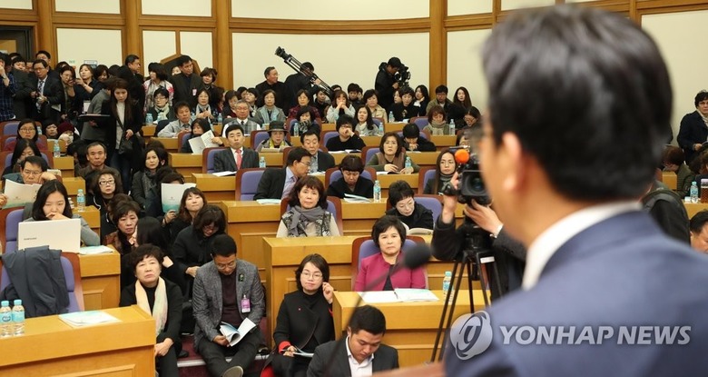 “파이팅!” 한국당 의원들의 민망한 