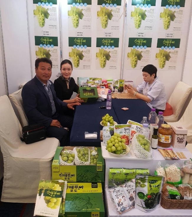 산떼루아는 지난 9월 베이징에서 열린 ‘K-푸드 페어’에 참여했다. 당시 행사장 부스에서 김동근 대표이사(맨 왼쪽)가 현지 바이어들에게 샤인머스캣을 소개했다. [사진=산떼루아]