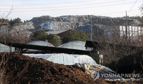 폐기물 7만4천t 거대한 쓰레기산…"