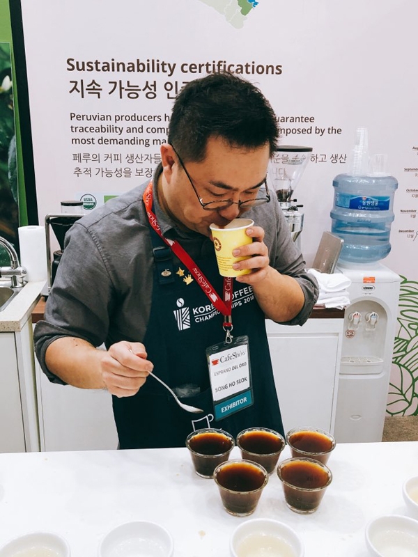 송호석 교수가 슬러핑 단계를 통해 커피의 맛과 향을 확인하고 있다.