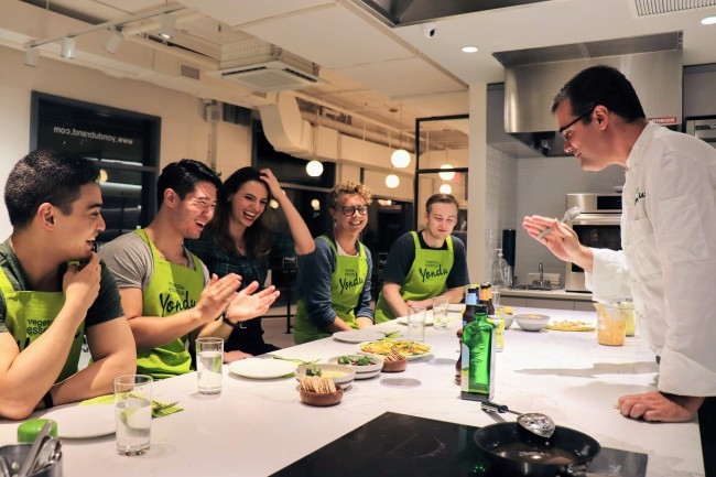 최근 미국 뉴욕 맨해튼에 오픈한 연두 컬리너리 스튜디오에서 연두로 요리를 배우고 있는 현지인들/샘표 제공<br />