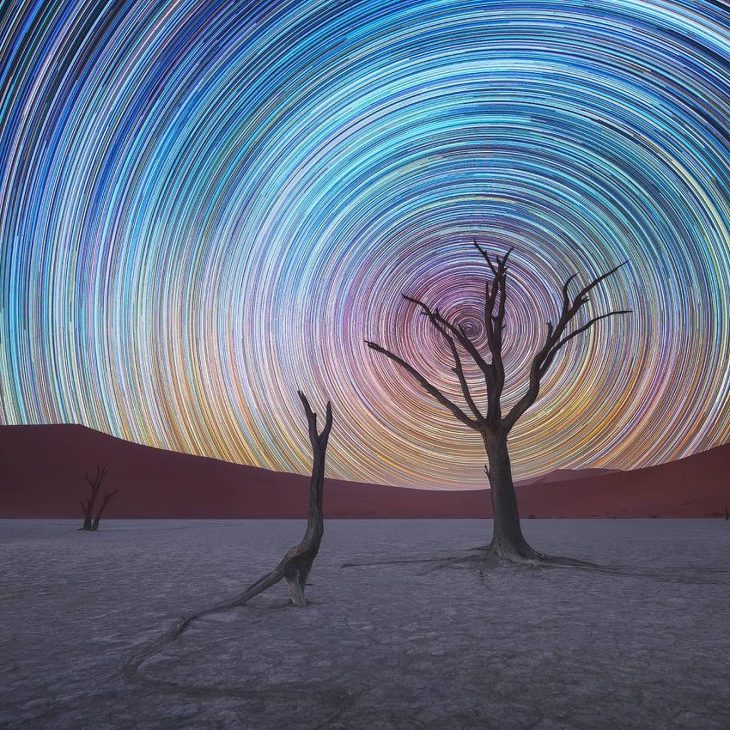 나미브 사막의 별의 일주를 촬영한 사