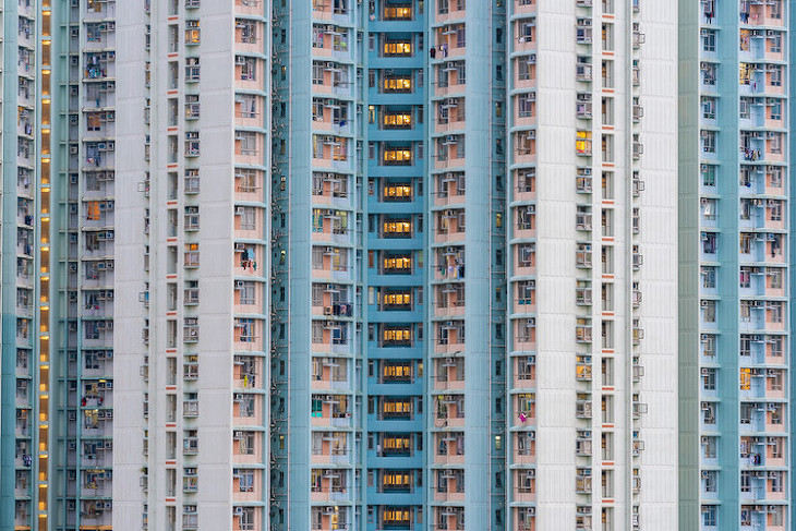 홍콩의 높은 고층아파트의 밀도를 담은