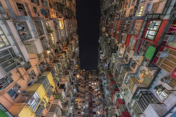 홍콩의 높은 고층아파트의 밀도를 담은