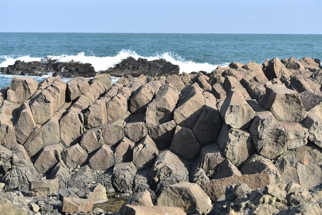 바위 기둥 하나하나가 작품…경주바다 