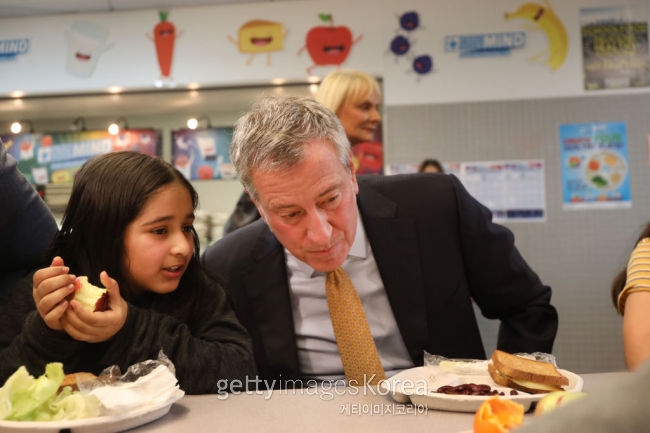 지난 11일 미국 뉴욕시 브루클린 한 공립학교의 고기 없는 월요일에 참여한 빌 드 블라시오 뉴욕시장(사진 오른쪽) [게티이미지]