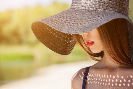 [사진설명=햇빛알레르기를 예방하기 위해서는 햇빛이 강할 때 모자를 써주는 것이 좋다.]