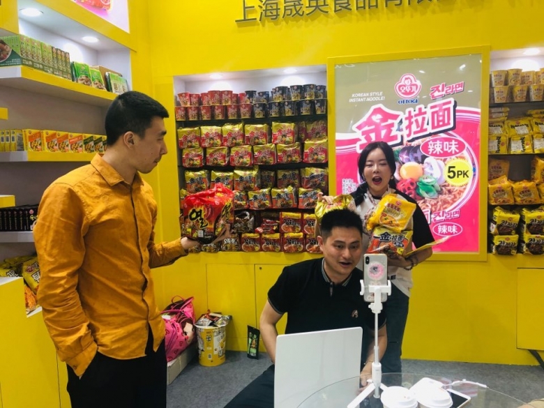 중국의 식품 전문 왕홍인 싸이엔찌앙 씨가 시알 차이나 2019 오뚜기 부스에서 라이브 방송을 진행하고 있다