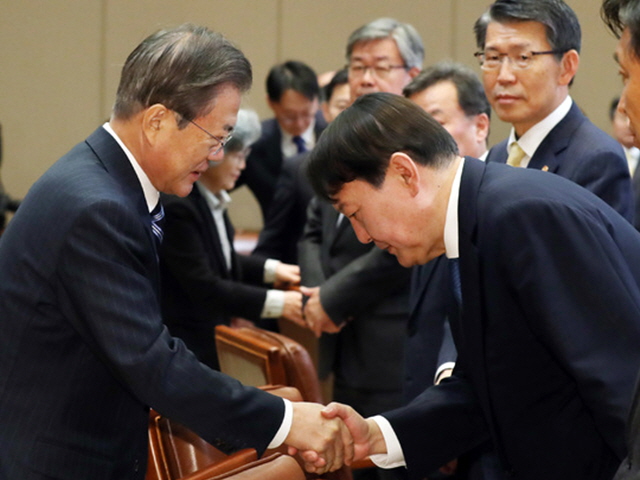 조국 사태 후 첫 마주한 文대통령 윤석열긴장감 속 악수