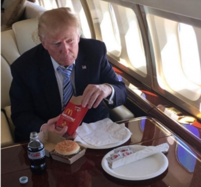 에어포스원에서 햄버거와 감자튀김을 즐기는 미국 트럼프 대통령/사진=트위터