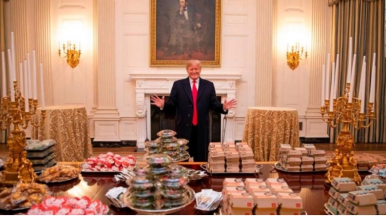 지난해 1월 트럼프 대통령이 백악관 관계자들에게 대접한 맥도날드 햄버거 /사진=백악관 공식 트위터