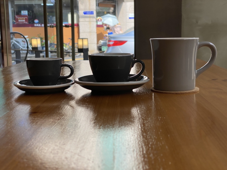메뉴별로 다른 커피잔들, (왼쪽부터 순서대로) 에스프레소·마끼아또 등에 사용하는 가장 작은 데미타세 잔, 5온스(oz)의 플랫화이트 잔, 12온스의 일반 라떼·아메리카노 잔[사진=엔터하츠 제공]