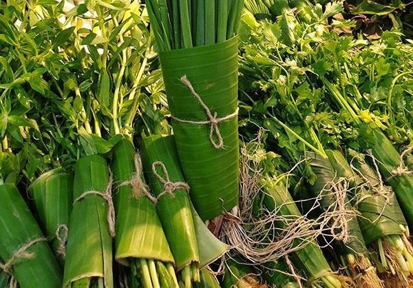 바나나잎으로 포장한 베트남 마트 채소들 [사진=쿱마트]
