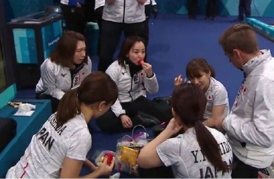 평창올림픽 당시 한국 딸기를 먹던 일본 여자 컬링대표팀 모습 [사진=일본 NHK 방송 캡쳐]