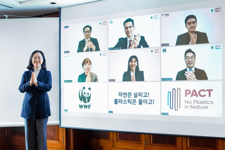 홍윤희 WWF 한국본부 사무총장이 6개 기업에 PACT 가입 환영 인사를 전하고 있다. [WWF제공]