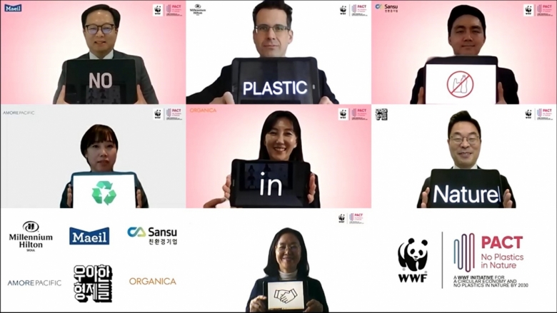 WWF-Korea(세계자연기금 한국본부)가 21일 밀레니엄 힐튼 서울에서 국내 6개사와 함께 플라스틱으로 인한 환경 문제 해결을 위한 의지와 비전을 공유하는 ‘PACT(Plastic ACTion)’ 기업 공동 선언식을 개최했다. ‘PACT’ 공동 선언에 가입한 기업들과 WWF가 선언식 개최를 축하하는 기념 촬영을 하고 있다. [WWF제공]
