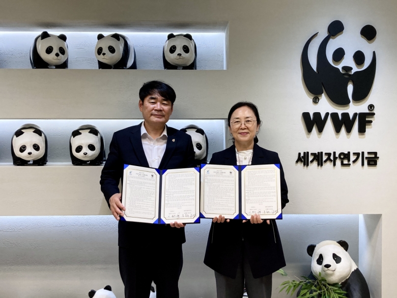 WWF-Korea와 은하수산이 27일 서울시 종로구 WWF-Korea 사무실에서 업무 협약을 체결했다. (좌측부터)이현우 은하수산 대표와 홍윤희 WWF-Korea 사무총장 [WWF 제공]