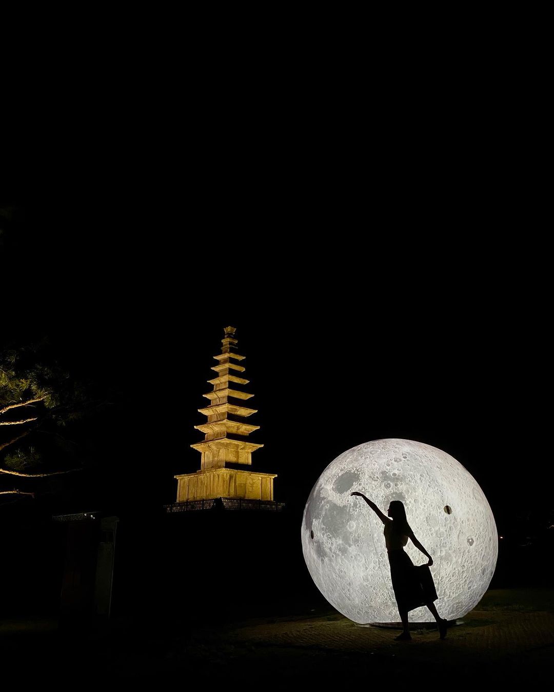 밤에는 보름달 모형과 함께 사진 찍기 좋다 