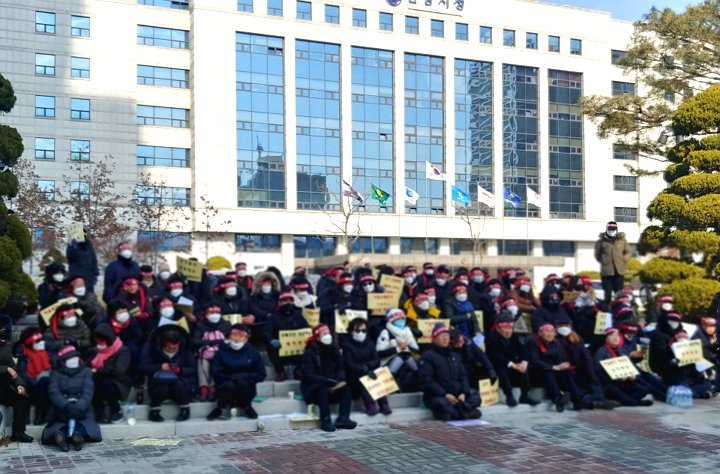 안양시청 앞에서 재개발 촉구 집회 진행한 주민들 / 출처 : 중부일보