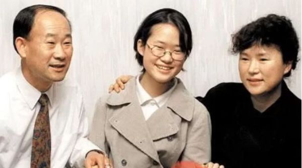 서울 한성과학고 3학년생이던 오승은양이 1998년 12월‘수능 만점’ 소식을 들은 후 부모님과 기뻐하는 모습/ 조선일보