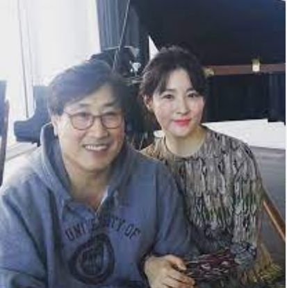 남편 정호영과 그의 아내 이영애의 모습/이영애 인스타그램