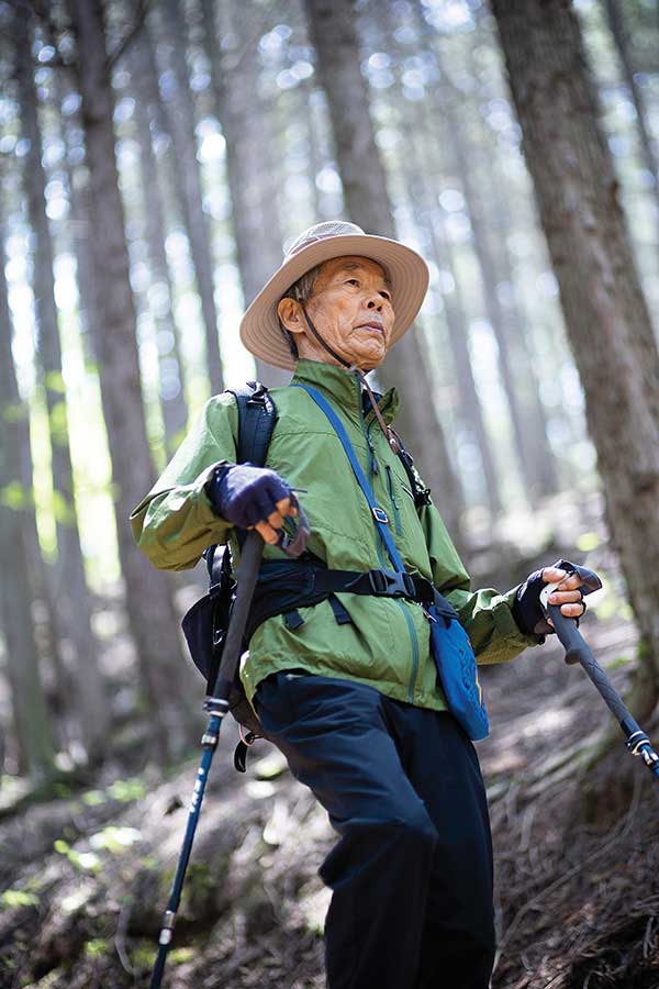 석갑산 편백나무 숲을 걷고 있는 정동호씨. 참 좋은 숲이지만 그는 “지리산 같지 않아 아쉽다”고 했다. 그는 모두 지리산이 기준이다.
