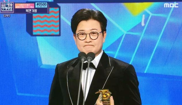 아나운서 출신 김성주 방송인이 MBC '복면가왕'으로 수상을 받는 장면