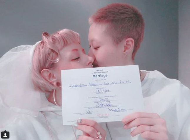 성룡의 딸 우줘린이 레즈비언임을 선언하고 동성과 결혼한 모습