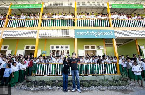 자신들이 세운 미얀마의 학교에서 한 컷