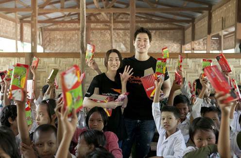 미얀마에 학교를 세우는데 큰 기여를 한 유지태-김효진 부부/ SBS